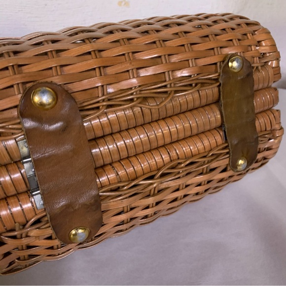 VINTAGE CIRCA 1960'S BROWN RATTAN AND LEATHER BASKET PURSE - Picture 10 of 15